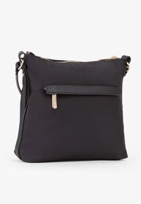 Borsa a tracolla nera in nylon con tasca frontale in pelle texturizzata e hardware dorato. Design compatto con tracolla regolabile.