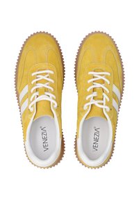 Gelbe Wildledersneaker mit weißen Streifen, runder Spitze, Gummisohle mit Zickzackmuster und weißen Schnürsenkeln. Marke: VENEZIA.