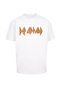 Weißes Baumwoll-T-Shirt mit dem "Def Leppard"-Logo in roter und gelber, stilisierter Schrift über der Brust. Kurzarm-Design und Rundhalsausschnitt.