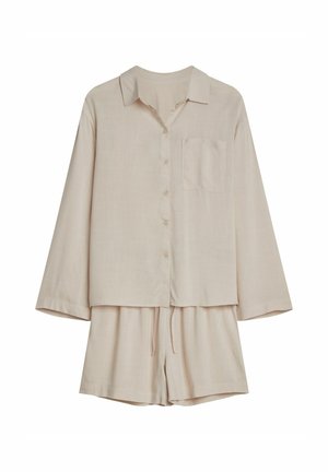 Jasno beżowy zestaw wypoczynkowy składający się z koszuli z długim rękawem zapinanej na guziki z kieszenią na piersi, zestawiony z szortami na sznurki. Gładka tekstura, luźny krój.