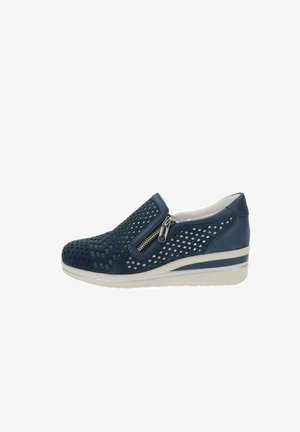 Scarpa slip-on blu navy con tomaia traforata, cerniera laterale, suola bianca ammortizzata con striscia blu e tacco a zeppa basso.