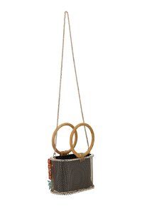 Handtasche aus Metallnetz mit zwei Bambusringen, silberner Kettenriemen, verzierter Boden, rechteckige Form und bunte dekorative Akzente.