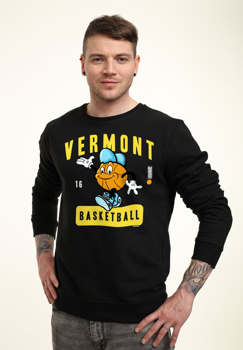 Felpa nera con testo giallo "VERMONT BASKETBALL" e una graphic a cartone di un pallone da basket. Presenta maniche lunghe e un colletto tondo.