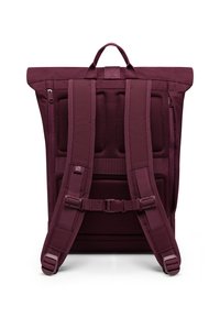 Zaino bordeaux con design a apertura superiore, schiena in rete imbottita, spallacci regolabili e una tasca anteriore con zip per il storage. Materiale in tessuto resistente.
