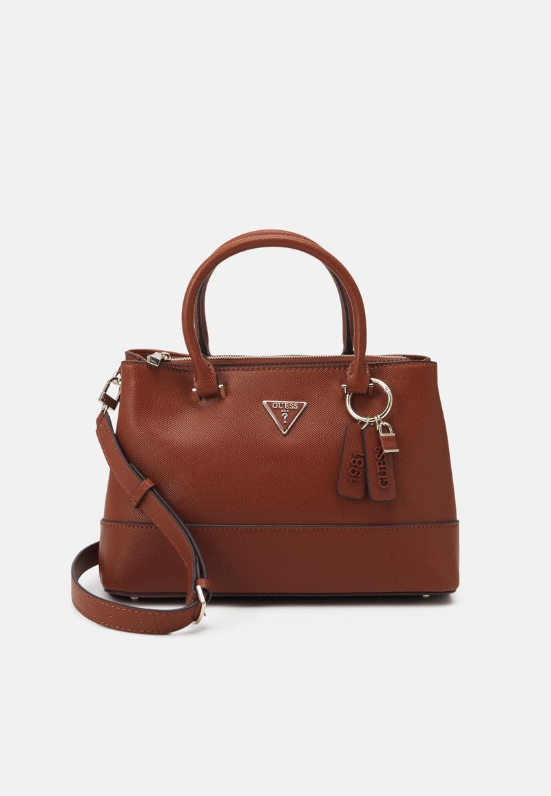 Bruine handtas met textuur, dubbele handgrepen, een afneembare schouderband, metalen accenten en een driehoekig logo. Wordt gekenmerkt door een zijtag met "1981."