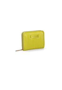 Portafoglio giallo in pelle con texture a righe, chiusura con zip e una placca con logo dorato sul davanti. Design compatto e rettangolare.