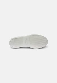 Suela de zapato de goma blanca con un patrón texturizado, que presenta surcos horizontales y verticales, y un logo en relieve con un acabado suave.