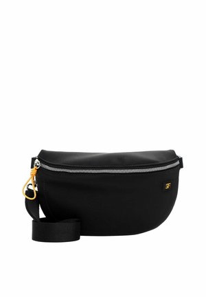 Czarna nerka z srebrnym zamkiem błyskawicznym, żółtym suwakiem, małą naszywką z logo i regulowanym czarnym paskiem na białym tle.