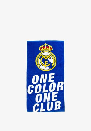 Blauwe handdoek met het Real Madrid-logo in het midden, met de tekst "EEN KLEUR EEN CLUB" in vetgedrukte witte letters onderaan.