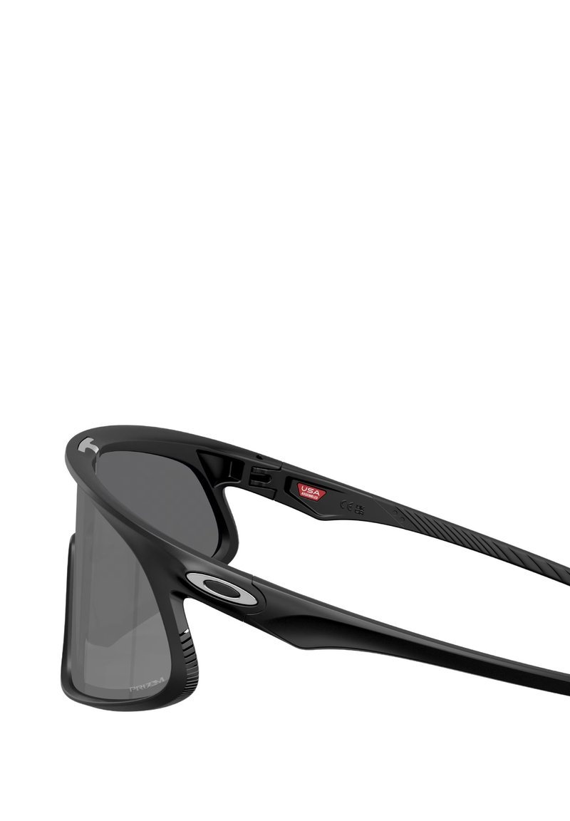 Occhiali sportivi neri con design avvolgente, lenti scure, dettagli in gomma e impugnature per le orecchie texturizzate per una migliore aderenza e comfort.