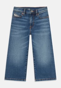 Denim-Culottes mit einer mittelblauen Wäsche, die ein gerades Bein-Design, sichtbare Nähte und eine Fünf-Taschen-Stil mit einem Knopfverschluss aufweisen.