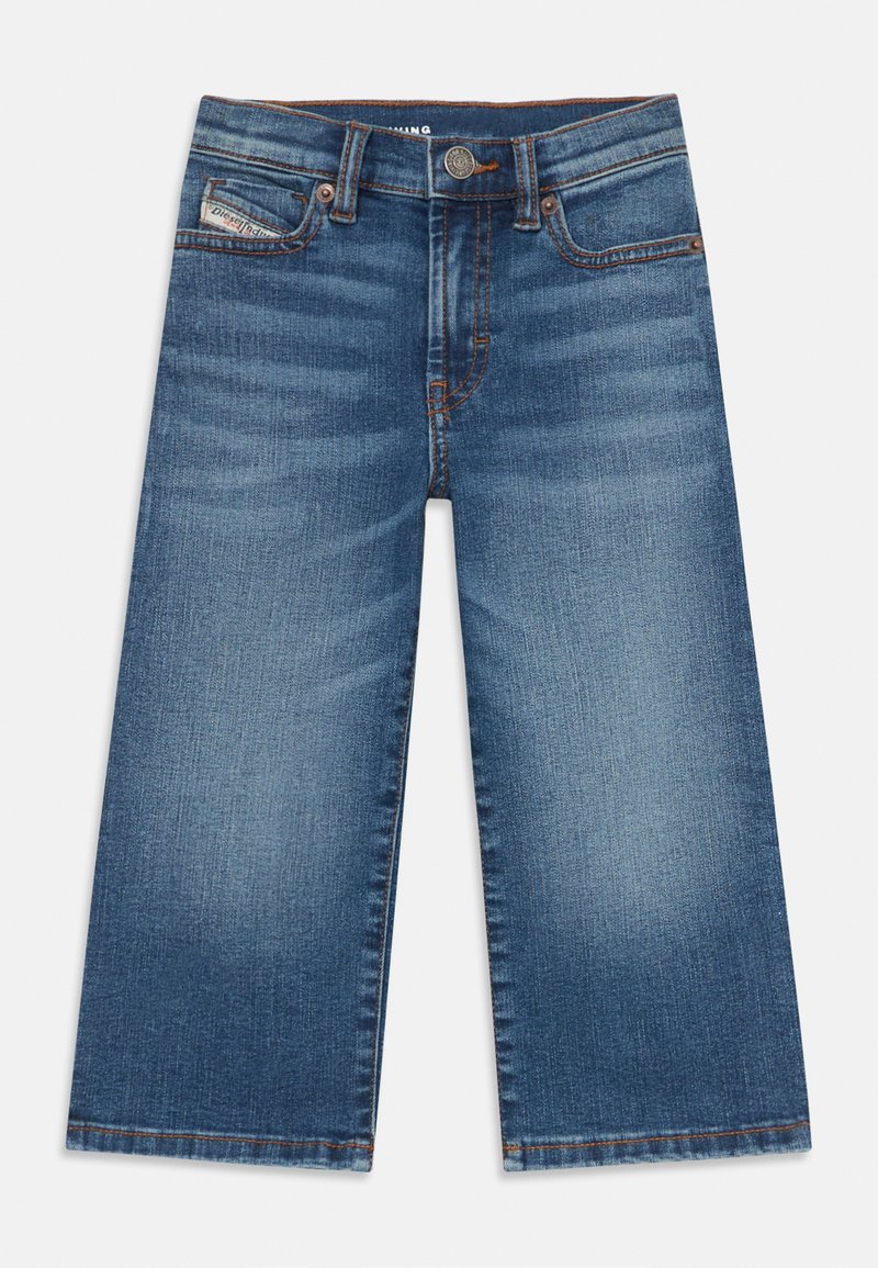 Denim-Culottes mit einer mittelblauen Wäsche, die ein gerades Bein-Design, sichtbare Nähte und eine Fünf-Taschen-Stil mit einem Knopfverschluss aufweisen.