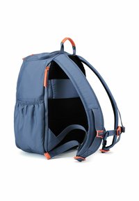 Mochila azul con cremalleras naranjas, correas ajustables y un panel trasero de malla. Incluye un bolsillo lateral y un compartimento abierto para almacenamiento.