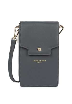 Custodia per telefono in pelle grigia con patta ripiegata, chiusura a scatto dorato, logo "Lancaster Paris" impresso e tracolla rimovibile.