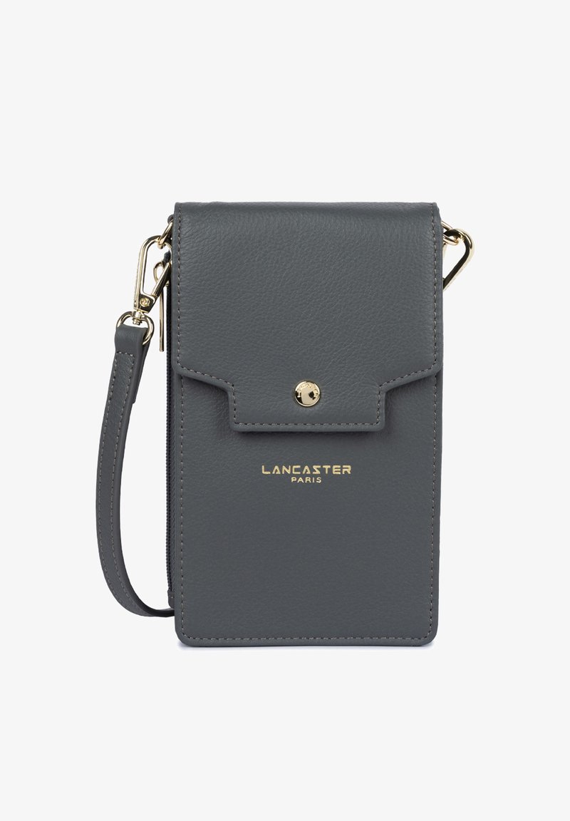 Pochette pour téléphone en cuir gris avec un rabat, fermeture à bouton pression doré, logo embossé "Lancaster Paris" et une bandoulière détachable.