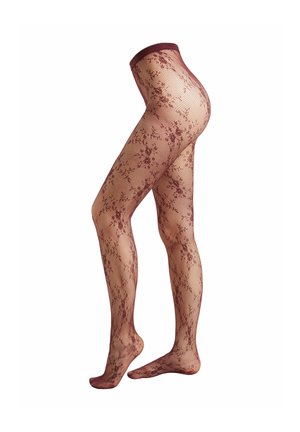 Ben iført gennemsigtige bordeaux netstrømper med blomsterprint, stående på tåspidser mod en hvid baggrund.