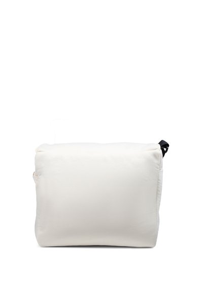 Borsa di tessuto bianco con una consistenza morbida, forma rettangolare e una strap nera su un lato per il trasporto. Superficie liscia senza motivi visibili.