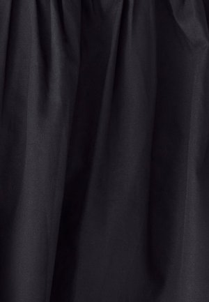 Melna auduma ar gludu tekstūru, tai ir plūstošs kritums un savākti elementi, radot mīkstas, maigas locījumu virsmas visā.