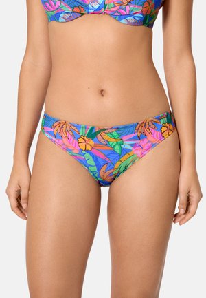 Mujer con un bikini de flores coloridas con hojas tropicales y flores en tonos azul, rosa, naranja y verde.