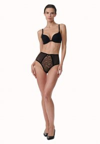 Zwarte bh met gladde cups en verstelbare bandjes, gecombineerd met hoge zwarte slipjes met gaas- en kantdetails.