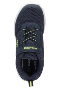 Marineblaue Netzstoff-Sneaker mit limonengrünen Akzenten, ausgestattet mit Schnürverschluss, Klettverschlussriemen und weißer Gummisohle.