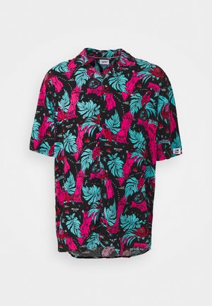 Chemise noire à manches courtes avec feuilles rose vif, turquoise et imprimé flamant rose, boutonnée devant et col décontracté.