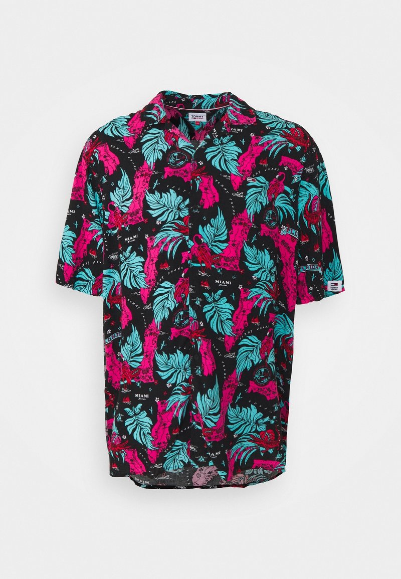 Chemise noire à manches courtes avec feuilles rose vif, turquoise et imprimé flamant rose, boutonnée devant et col décontracté.