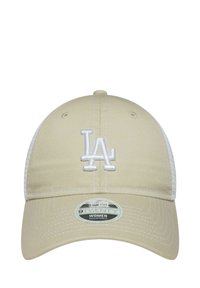 Beige Baseballcap mit weißem Netzrücken, gesticktem weißen "LA"-Logo auf der Vorderseite und einem Aufkleber mit der Aufschrift "9TWENTY Women Adjustable" auf dem Schirm.