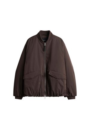 Veste bomber marron foncé zippée avec col côtelé, poignets, deux poches avant à rabat et ourlet élastiqué, présentée sur fond blanc.