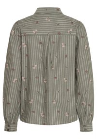 Blusa verde oliva con rayas verticales blancas y bordado floral en rosa y rojo. Presenta puños abotonados y un pliegue posterior para darle forma.