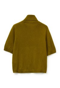 Krátký rukáv, olivově zelený pletený svetr s vysokým límcem, žebrovanými manžetami a lemem. Měkká textura s hladkým povrchem a minimalistickými designovými detaily.