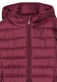 Gilet imbottito bordeaux con chiusura a zip e cappuccio. Presenta un motivo trapuntato e una texture liscia e lucida. Leggero e isolamento termico.