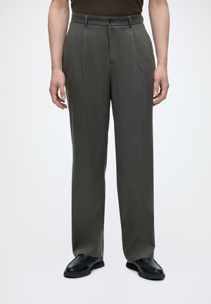 Les Deux PLEATED TWILL SUIT PANTS - Oblekové nohavice - raven grey