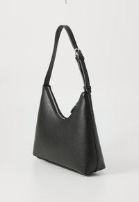 Bolso de mano de cuero negro con un acabado texturizado, forma triangular y una correa de hombro ajustable. Cuenta con una abertura con cremallera para un cierre seguro.