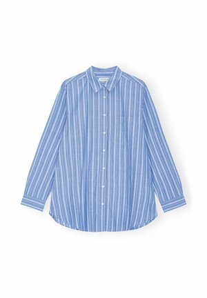 Niebieska koszula z długim rękawem w białe pionowe paski, zapięta na guziki, z kołnierzykiem i kieszenią na piersi, rozłożona na płasko na białym tle.