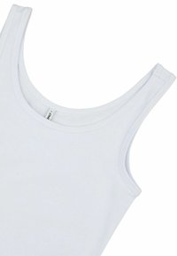 Witte mouwloze tanktop met een ronde halslijn, gemaakt van gladde stof, met smalle bandjes en een subtiele textuur.