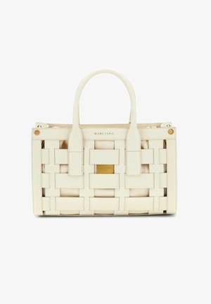 Marciano Handtasche in Creme mit geflochtenen Lederstreifen, goldfarbenem Logo und doppelten oberen Griffen auf weißem Hintergrund.