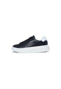 Sneaker in pelle nera con suola bianca, caratterizzati da una finitura liscia, punta rotonda e chiusura con lacci. Logo stampato sul lato.
