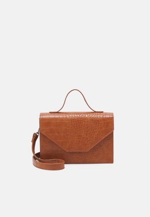 Borsa a mano in pelle marrone con motivo coccodrillo, manico superiore e tracolla staccabile su sfondo bianco.