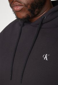Calvin Klein Jeans Plus PLUS BOLD BACK REGULAR HOODIE - Melegítőfelső - black