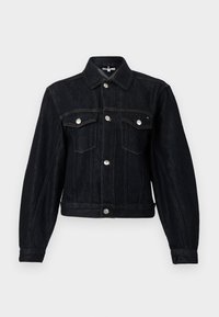 Tumša džinsa jaka ar apkaklīti, sudrabotiem sprādzēm, divām krūšu kabatām un īsāku piegriezumu. Izceļas ar redzamu šuvumu un garām piedurknēm.