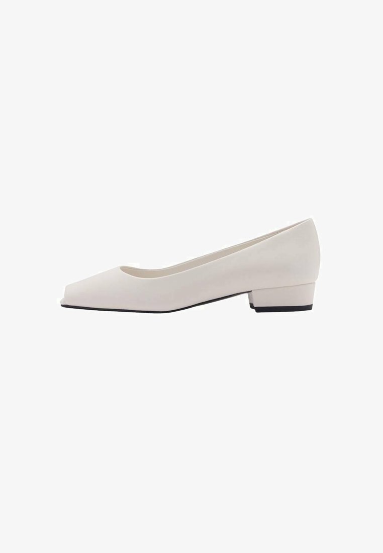 Scarpa bianca piatta con design a punta quadrata e tacco basso. Realizzata in materiale liscio, presenta un aspetto minimalista senza motivi.