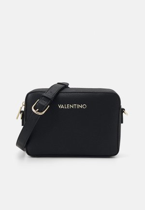 Borsa a tracolla nera in pelle con superficie testurizzata, accessoriato in oro e tracolla regolabile. Presenta il logo del brand impresso sul davanti.