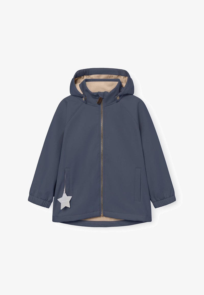 Chaqueta impermeable de color azul marino con capucha forrada en beige, cierre de cremallera, puños elásticos y una etiqueta en forma de estrella en el bolsillo izquierdo.