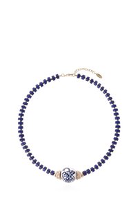 Collier de perles bleu marine avec des accents dorés et une perle décorative centrale ornée d'un motif floral, ajoutant contraste et texture à la pièce.