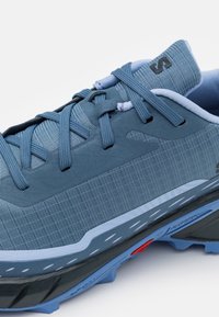 Salomon ALPHACROSS 5 - Krosa skriešanas apavi - bering sea/carbon/blue heron