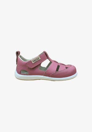 Sandalia rosa para niños con puntera cerrada, correa ajustable de velcro y suela blanca acolchada.