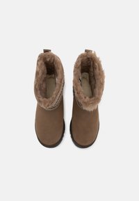 UGG CLASSIC MINI TRAILGAZER - Zimske čizme - hickory