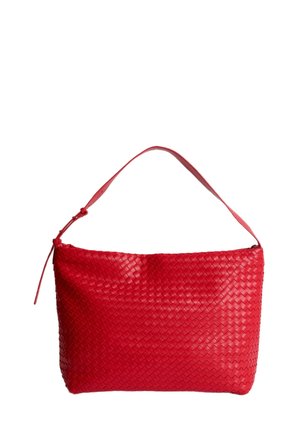 Borsa in pelle intrecciata rossa con una forma rettangolare strutturata, fondo piatto e una singola tracolla. Superficie texture e chiusura con zip.