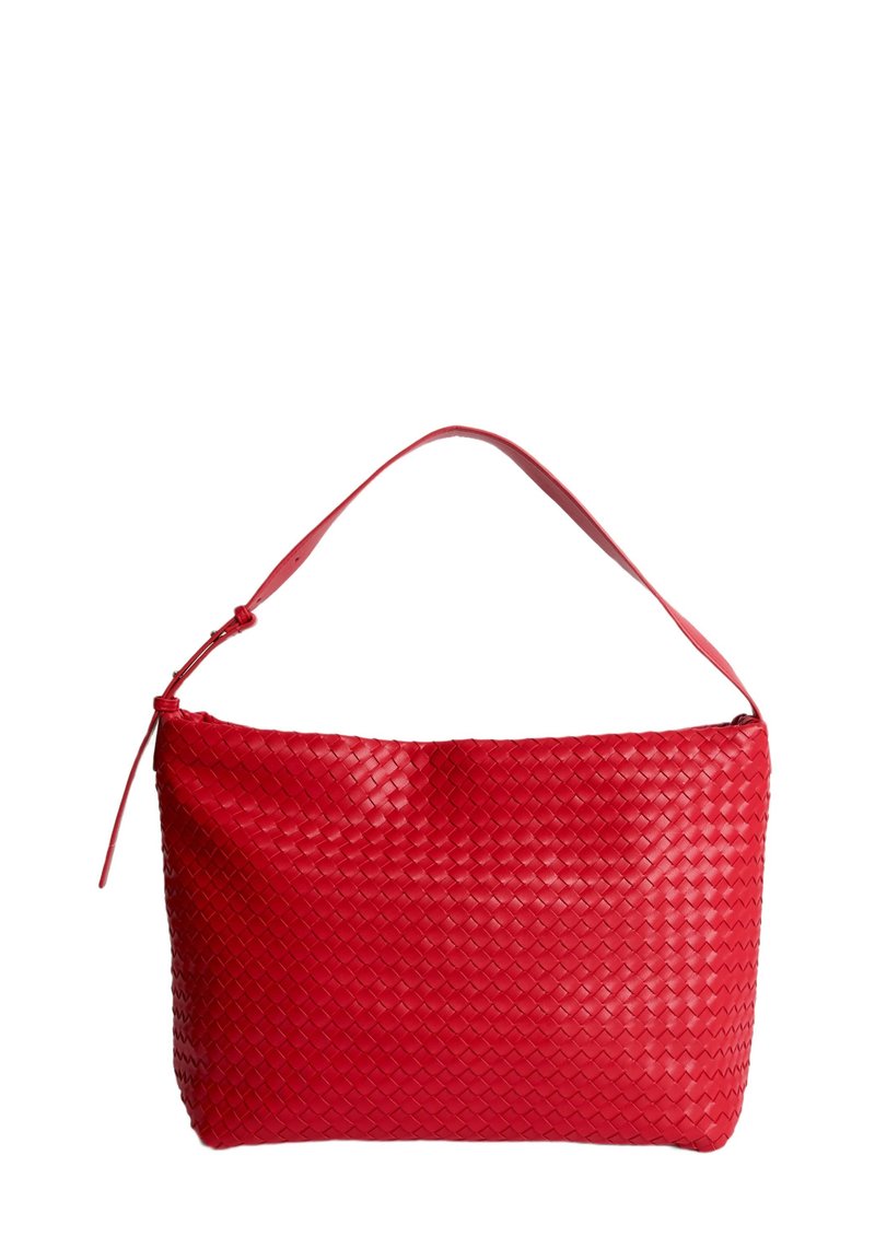 Borsa in pelle intrecciata rossa con una forma rettangolare strutturata, fondo piatto e una singola tracolla. Superficie texture e chiusura con zip.